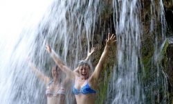 Купание в водопадах,