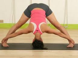 Наклон с широко расставленными ногами