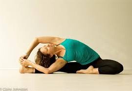 Перевернутый наклон головой к колену